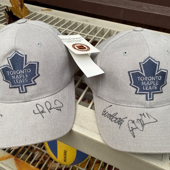2X AUTOGRAPHED SIGNED Toronto Maple Leafs Hats BNWT Svoboda MacLean Darby Yanic - Picture 2 of 9